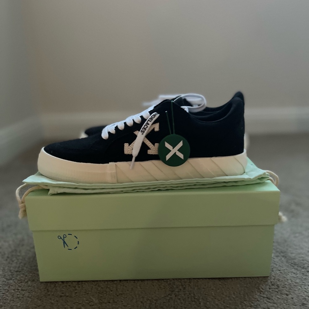 OFF-WHITE Vulc Low
Black White White SIZE 8M